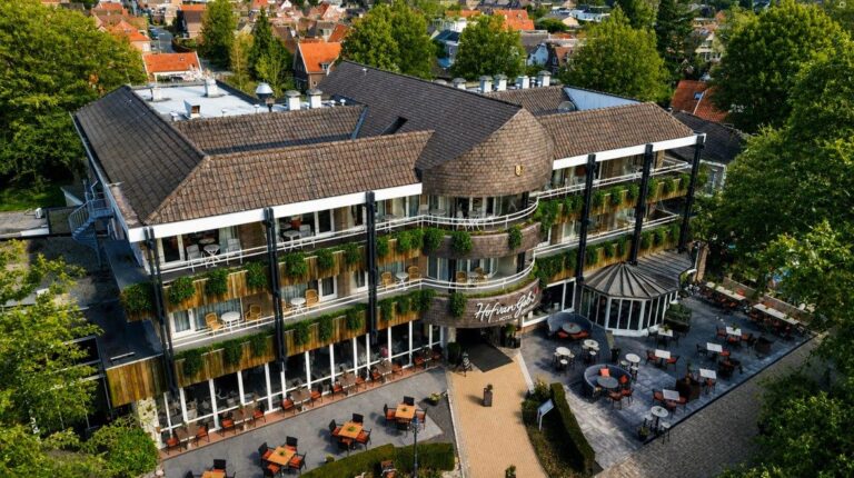Luchtfoto van Hotel Hof van Gelre in Lochem met terras