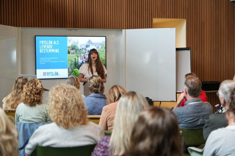 Jannie Slot van Merk Fryslân presenteert het e-book Fryslân als levende bestemming