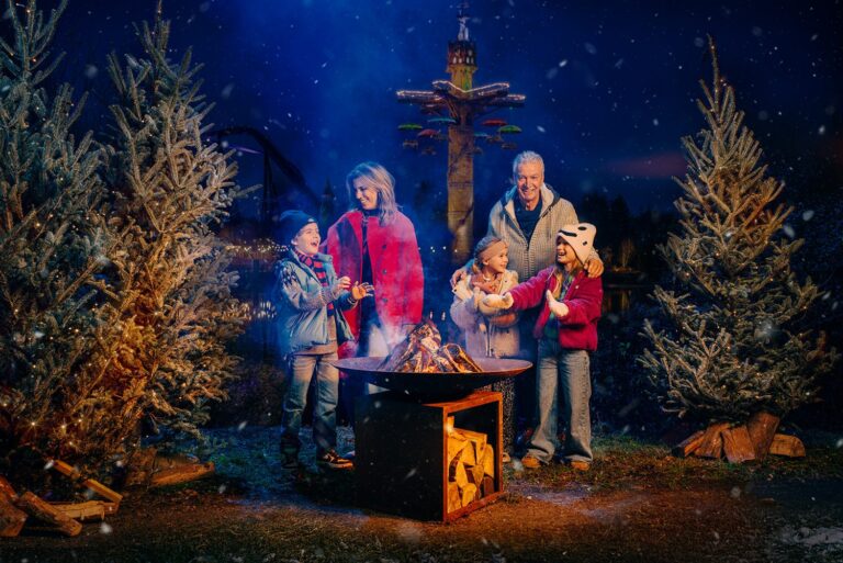 Gezin bij een vuurkorf tijdens Winter Feelings in Toverland
