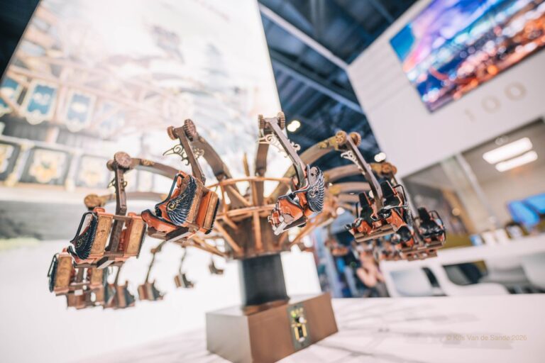 Schaalmodel van Ravenring op de Vekoma-stand tijdens IAAPA Expo Europe in Londen