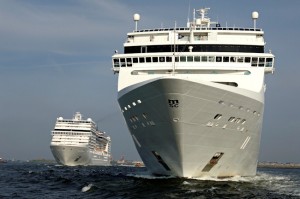 Cruiseschepen voor de kust van IJmuiden (foto: Max Dijksterhuis)