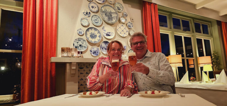 Brigitte Koninga en Ronald Boels in het eigen restaurant van camping De Drie Provinciën