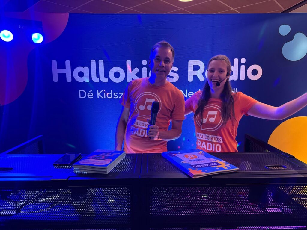 Presentatoren van Hallokids Radio tijdens de opening van Atlantis