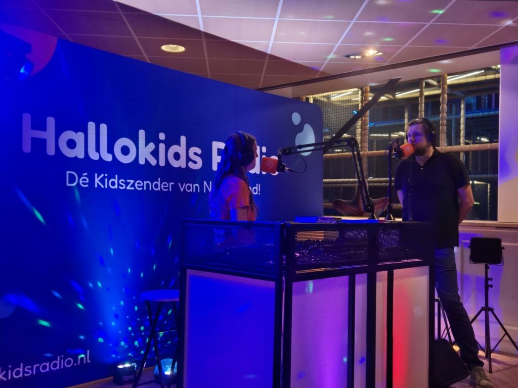 Live-uitzending van Hallokids Radio vanuit het Dolfinarium