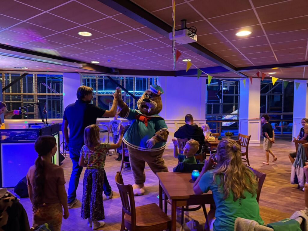 Mascotte op het podium bij de opening van Atlantis