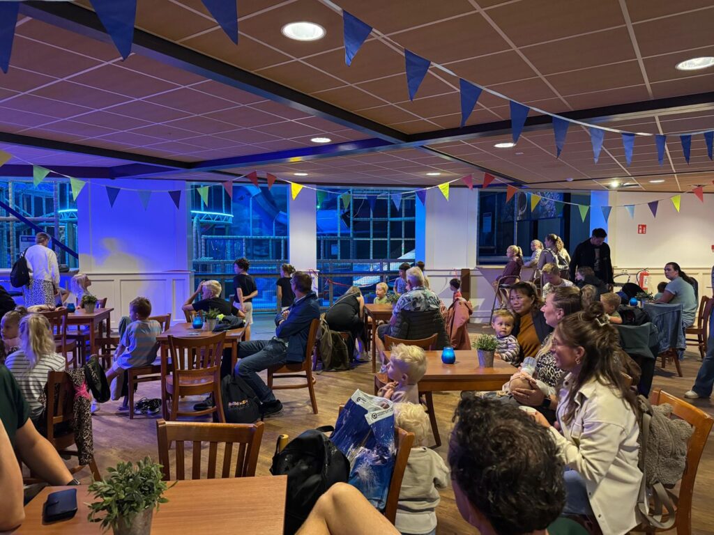 Bezoekers in de zaal tijdens de opening van Atlantis