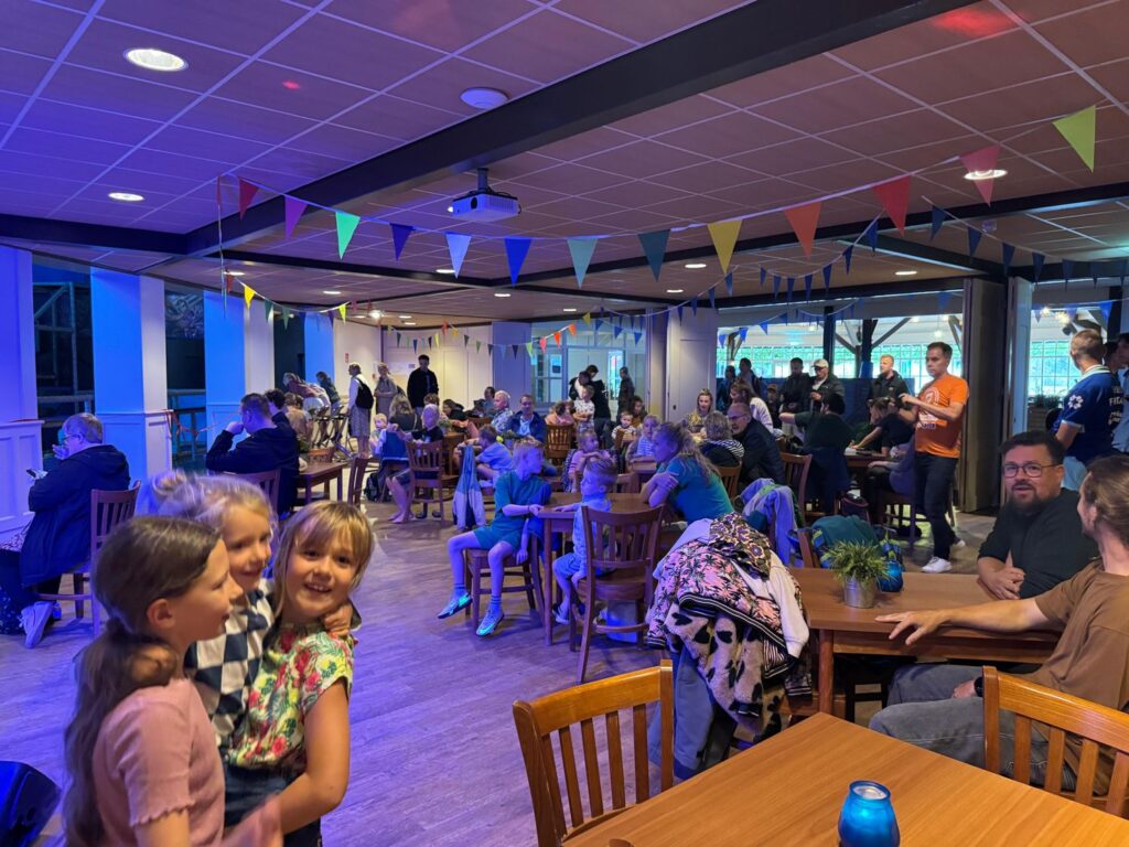 Kinderen en ouders tijdens de openingsmiddag van Atlantis
