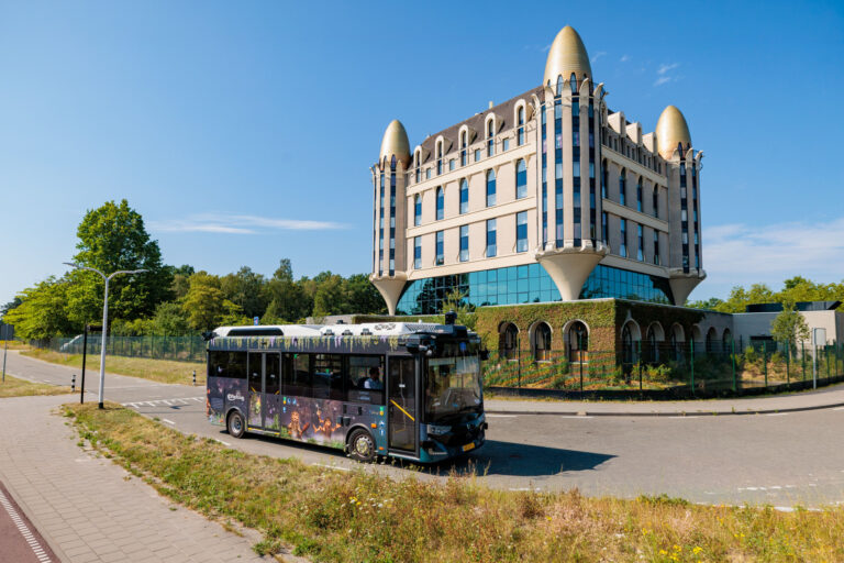 Zelfrijdende pendelbus van de Efteling voor het Efteling Wonder Hotel