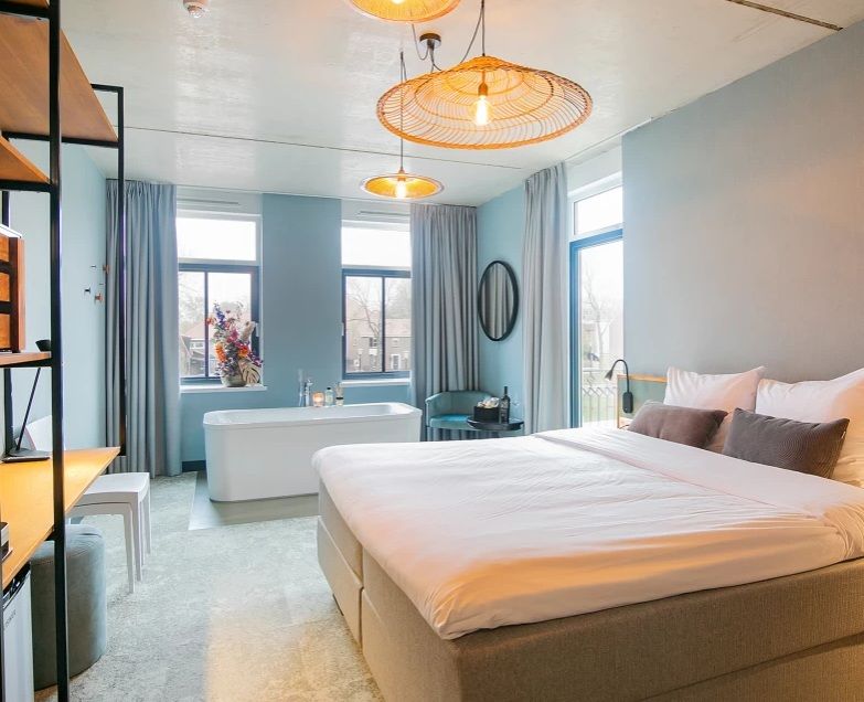 Hotelkamer met tweepersoonsbed en vrijstaand bad