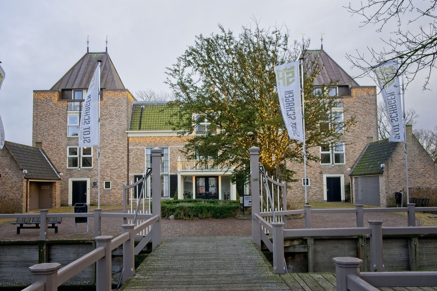 Slot Hotel Schagen met vlaggen en brug aan de voorzijde