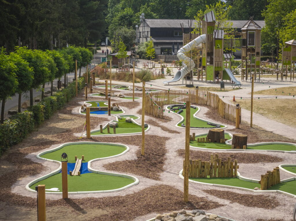 Luchtfoto van de adventuregolfbaan op een Landal-park