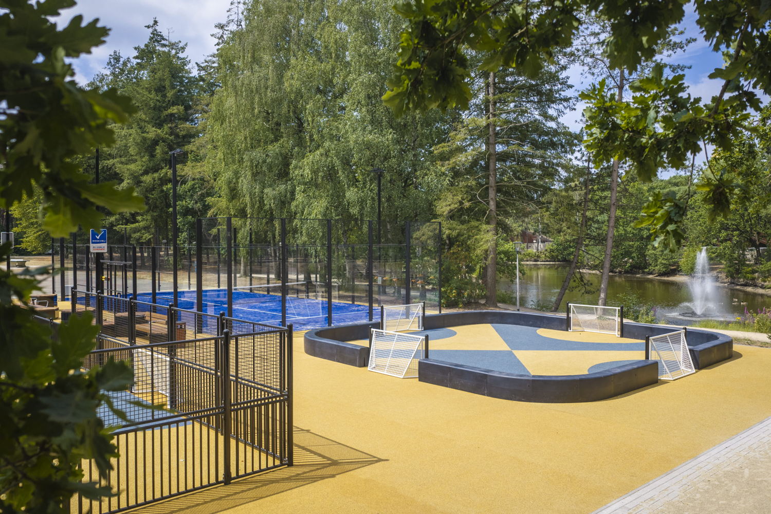 Luchtfoto van het nieuwe sportveld met padelbaan op een vakantiepark van Landal