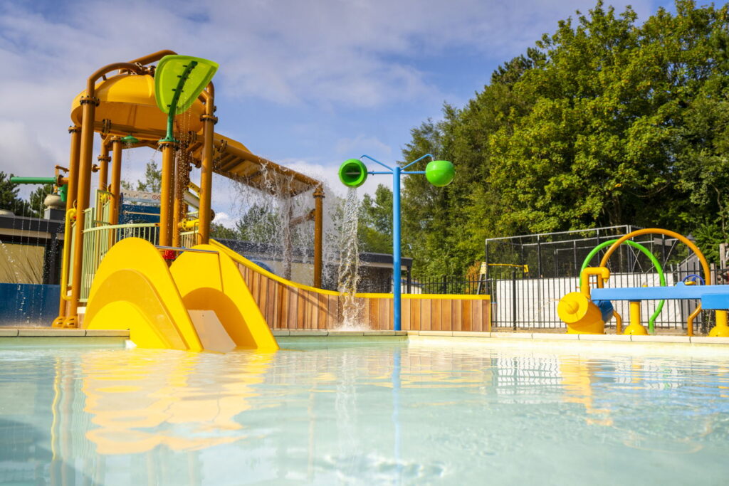 Kinderen spelen in het spraypark van Landal