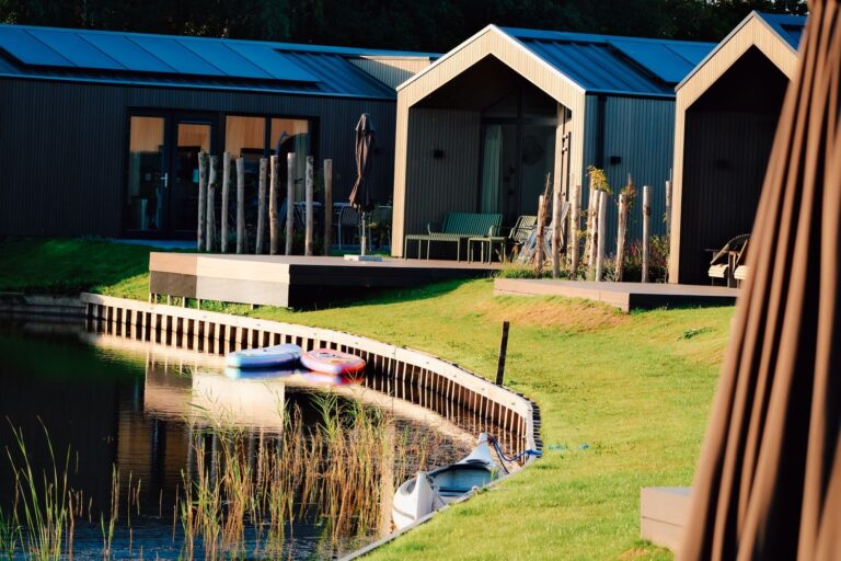Vakantiewoningen aan het water op een vakantiepark