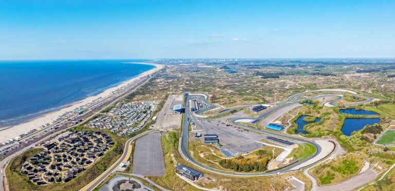 Luchtfoto van Circuit Zandvoort met de kustlijn en het dorp Zandvoort