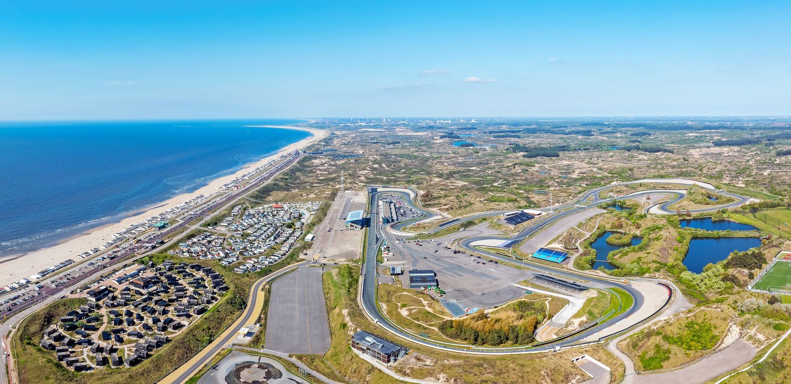 Luchtfoto van Circuit Zandvoort met de kustlijn en het dorp Zandvoort