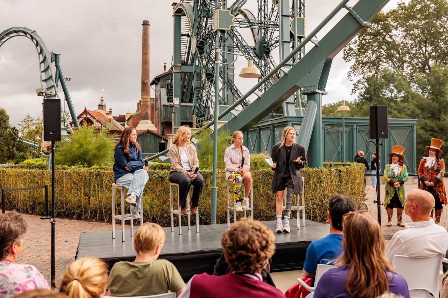 Sophie-Anne Onland in gesprek met India Hoekman, Iris van Wijk en Veerle tijdens de lancering van de SafeStrap