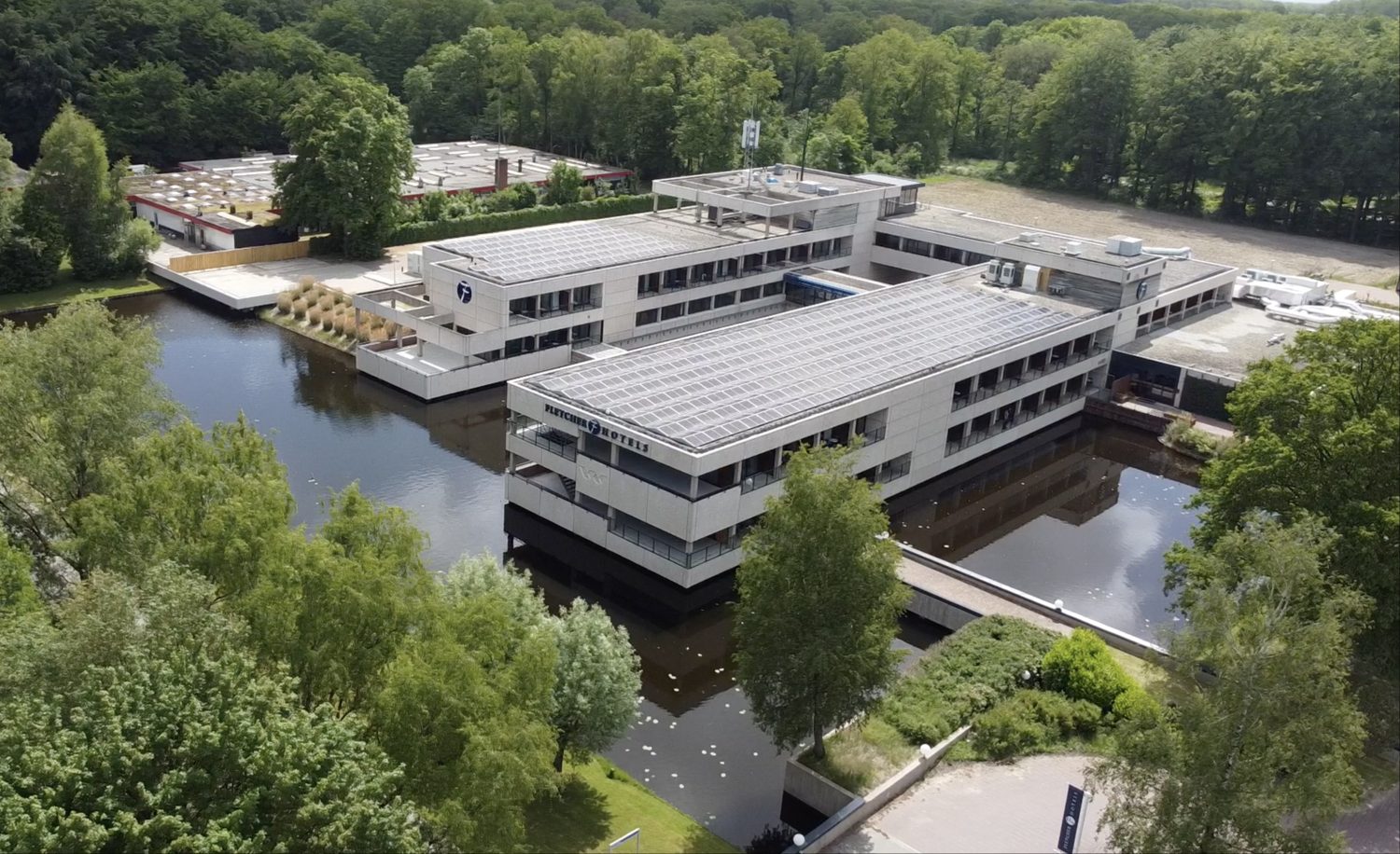 Luchtfoto van Fletcher Hotel-Restaurant Marknesse aan het water