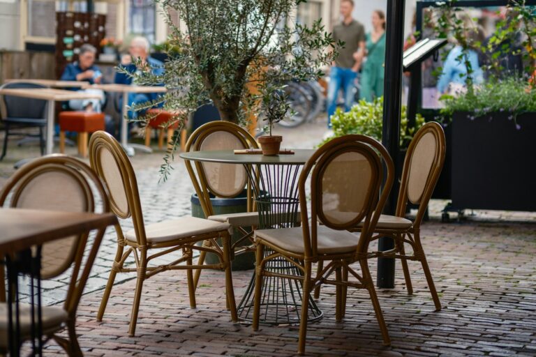 Leeg terras met tafels en stoelen in een Nederlandse winkelstraat