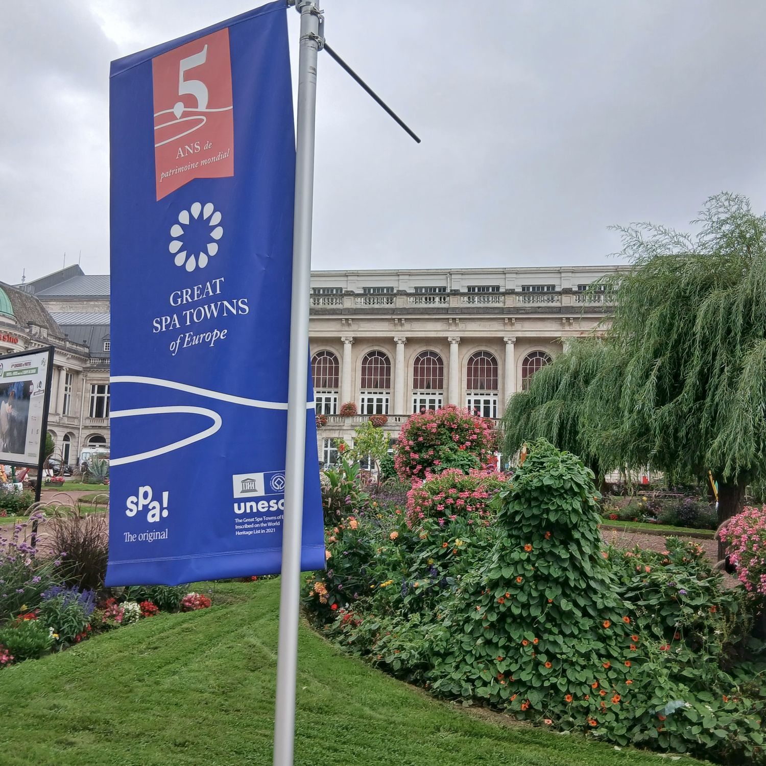 Vlag voor vijf jaar UNESCO-werelderfgoed Great Spa Towns of Europe in Spa