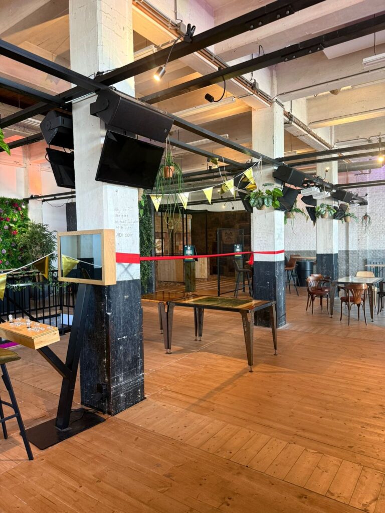 Nieuwe verdieping van Noordkade Uitjes met rood lint voor de opening