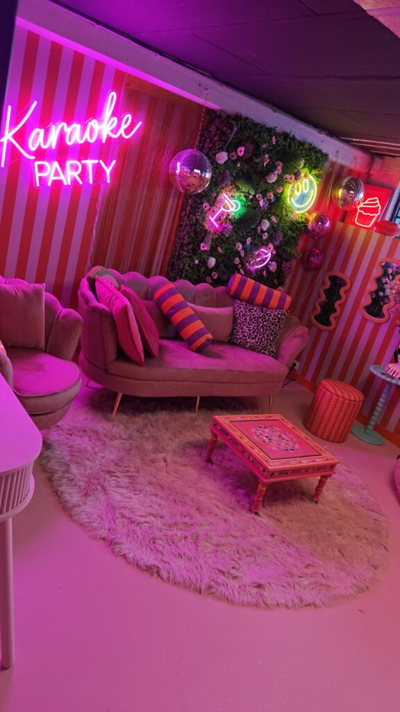 Karaokekamer met Pink Disco-thema bij Noordkade Uitjes