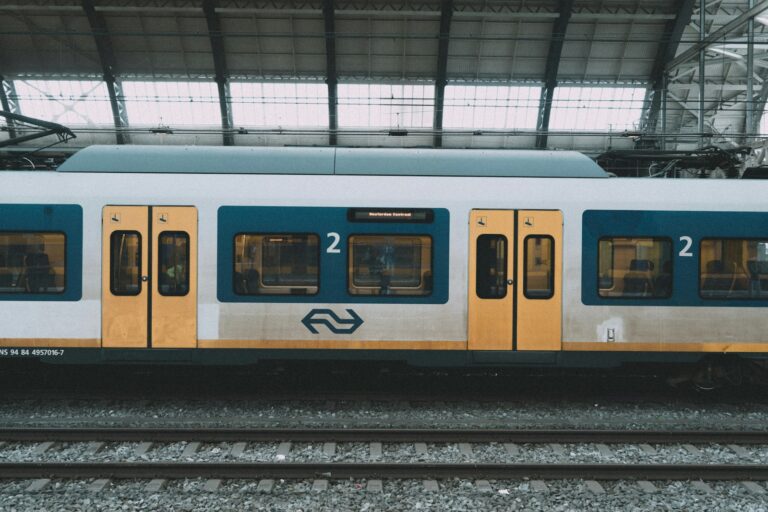 Trein van NS staat te wachten aan het perron