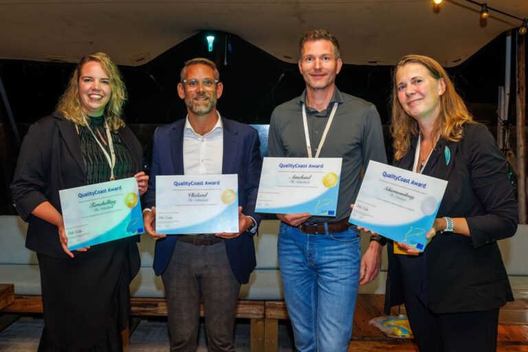 Vertegenwoordigers van Terschelling, Vlieland, Ameland en Schiermonnikoog met de QualityCoast Awards