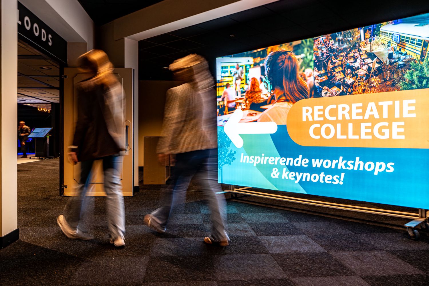 Bezoekers lopen langs de entree van het Recreatie College op Recreatie Vakbeurs