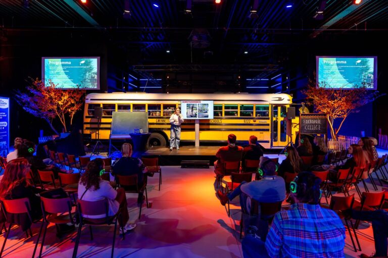 Bezoekers tijdens een sessie van het Recreatie College op Recreatie Vakbeurs in Hardenberg