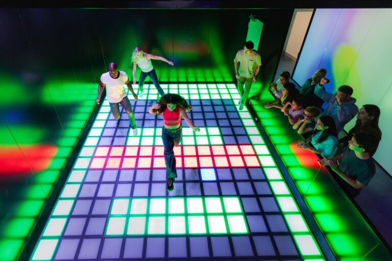 Spelers op een verlichte vloer in een Mission Room van Time Mission