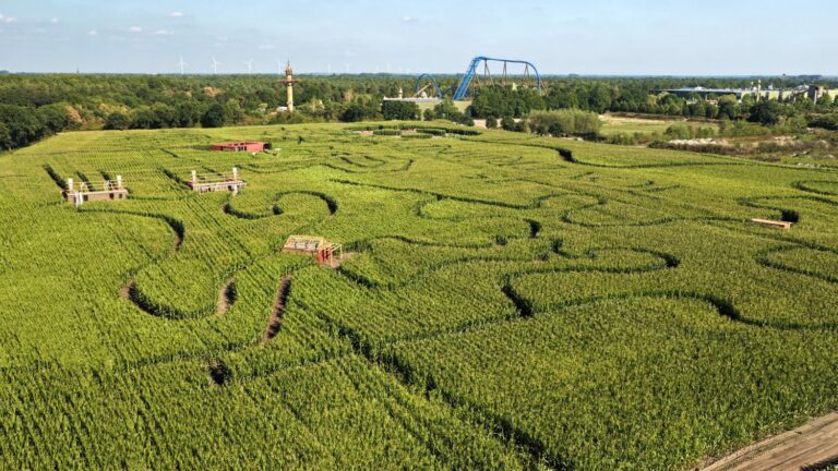 Luchtfoto van het zeven hectare grote maisdoolhof bij Toverland