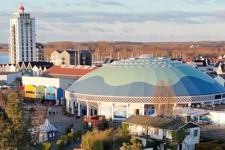 Luchtfoto van de koepel van het Dolfinarium in Harderwijk