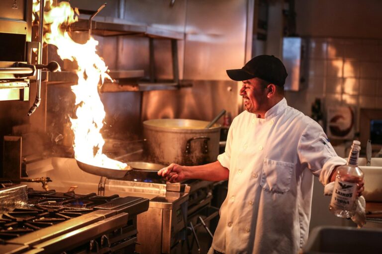 Chef aan het werk in een restaurantkeuken