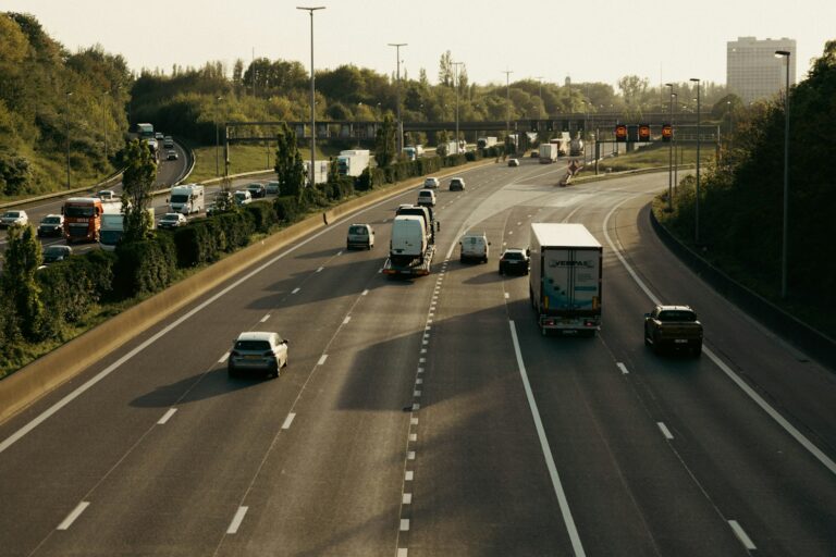 Druk verkeer met auto's en vrachtwagens op een snelweg