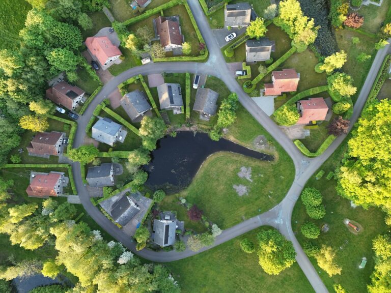 Luchtfoto van vakantiewoningen rond een vijver op een vakantiepark in Drenthe
