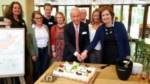 Lancering stichting BGM Oisterwijk - aansnijden taart met partners