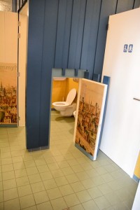 Openbaar toilet met een kinderdeurtje (in poortgebouw van het gemeentehuis)