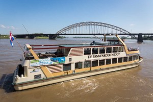 Nijmegen 0406- Banier op Pendelboot /EH-RTB(KAN) Eva Verhoeven