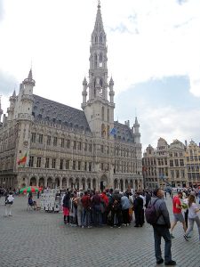 Groepjes toeristen maken weer deel uit van de Grote Markt in Brussel 