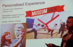 Charles Read legt het concept MuseumHack uit. 