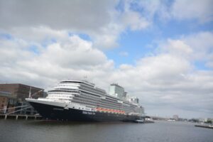 Cruiseschip Koningsdam in de Amsterdamse haven