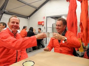 wijn uit bekers en in een boevenpak in het Jailhouse restaurant.