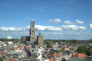 de Domtoren domineert de skyline van Utrecht