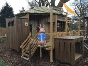 Peter Rabbit Outside His Secret Treehouse (Foto/Lappset Group oy)