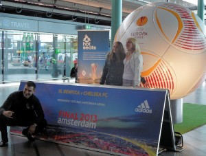 Fun op Schiphol: ontvangst van voetbalfans met fotomoment