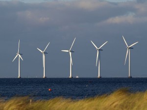 Windmolens dicht voor de kust bij Kopenhagen